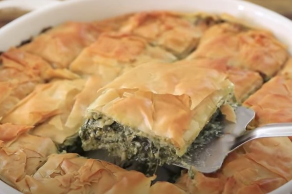 Greek Spinach Pie - Table and Flavor