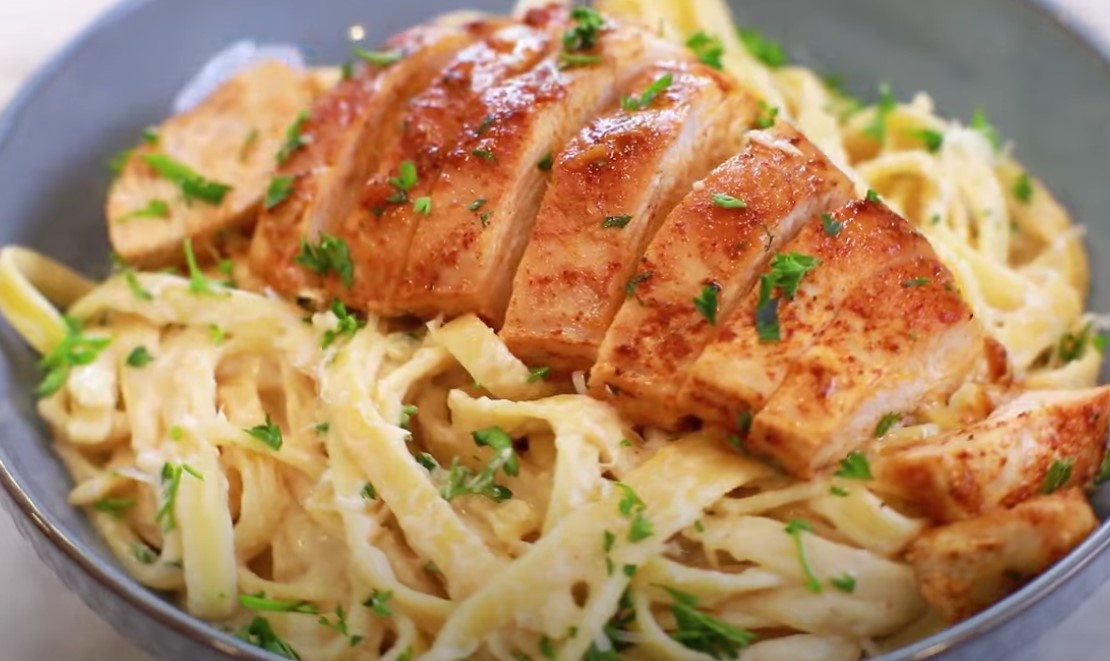 Skinny Chicken Fettuccine Alfredo Recipe - Table and Flavor