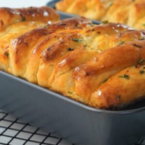 Garlic And Scallions Cheese Bread Pull Apart