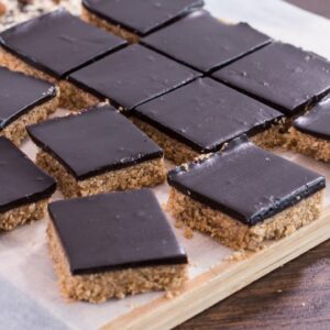 Healthy No-Bake Chocolate Peanut Butter Oat Bars Recipe
