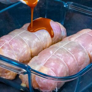 IF you tie the CHICKEN roulade in this way, IT NEVER breaks in the oven!