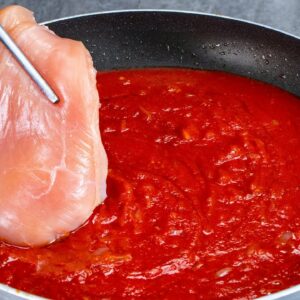 “Stolen” from the Italians! Tender chicken in tomato sauce – it melts in your mouth