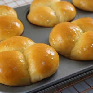 Fluffiest Eggless Bread I’ve Ever Made With 5 Ingredients Only /Cloverleaf Rolls