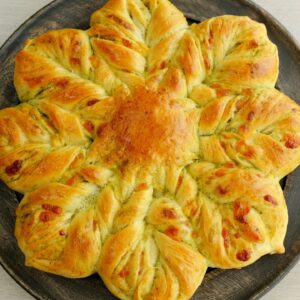 If you make this Italian pesto sauce star bread, you’ ll be addicted to it‼️No knead