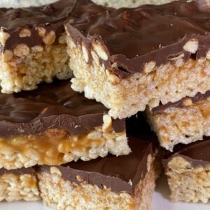 HOW TO MAKE EASY & DELICIOUS SNICKER RICE KRISPIES TREATS!