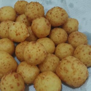 # RESTAURANT OWNER TAUGHT THIS RECIPE FOR CHEESE BALLS A DELICIA (3 INGREDIENTS)