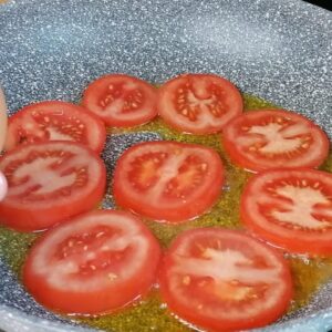 Hai pomodori e uova? Fai questa ricetta semplice deliziosa ed economica.