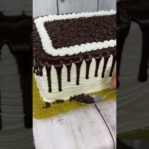 Um bolo para ganhar elogios de qualquer um! 🥰 #bolodecorado #boloconfeitado #confeitaria #chantilly