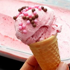 Hoe maak je aardbeien ijs met maar 4 ingrediënten!! || Makkelijke ijs recept zonder een ijsmachine!!