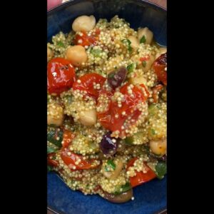 INSALATA di QUINOA e CECI: la ricetta SALVAPRANZO da portare fuori casa! 😋🌿🍅#Shorts