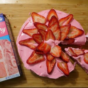 How to Make Strawberry Cake With Frosting