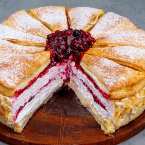 Festive cake with 5 ingredients! A simple recipe, with puff pastry and berries