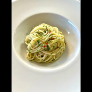 Salvate la ricetta del piatto di mezzanotte per eccellenza: SPAGHETTI AGLIO e OLIO 😋 #Shorts