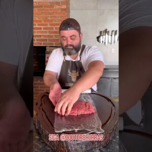Manta de carne moída com queijo feito na churrasqueira