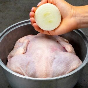 Before baking it, I boil it in onion! How to fry the entire chicken correctly