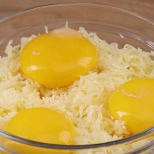 Basta misturar o queijo com ovos e fritar na frigideira!