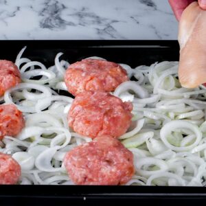 My guests have eaten all the tray! Chicken meatballs arranged on onion layer
