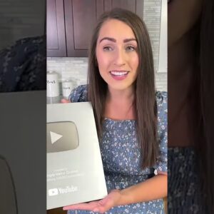 I can’t believe it’s here!🤩 #youtubecreatorawards #silverplaybutton #shorts